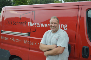 Dirk Schnack mit dem Firmenfahrzeug